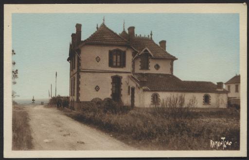 Villas particulières : "la Rafale" (vues 1 et 2), le "logis du Goulet" (propriété du Colonel Martin-de-Caen (vue 3)).